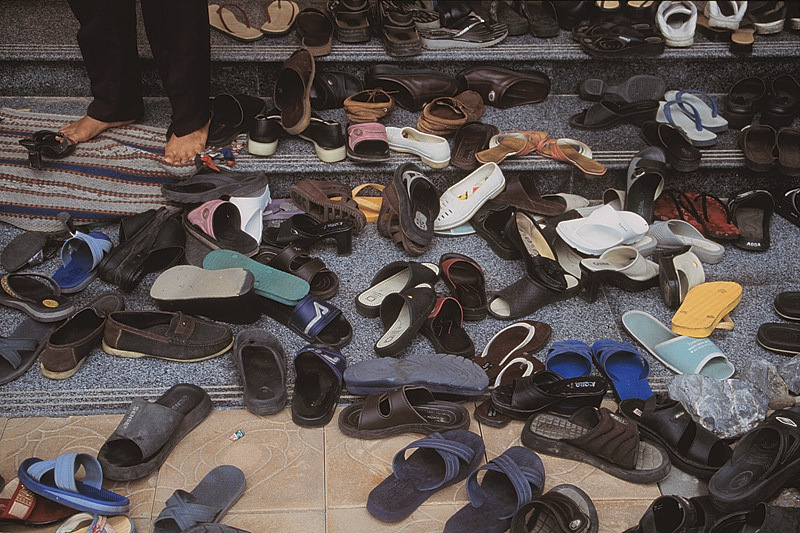 Widzicie tu jakieś wiązane sandały? (sytuacja przy wejściu do świątyni)