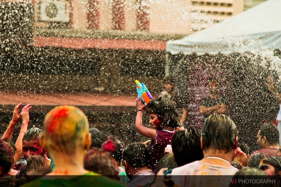 563714_594737160556115_1540006937_n