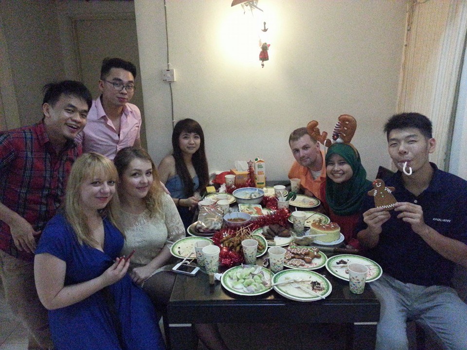 Tegoroczne Boże Narodzenie. Na stole pierniczki, pierogi, barszcz i makiełki.