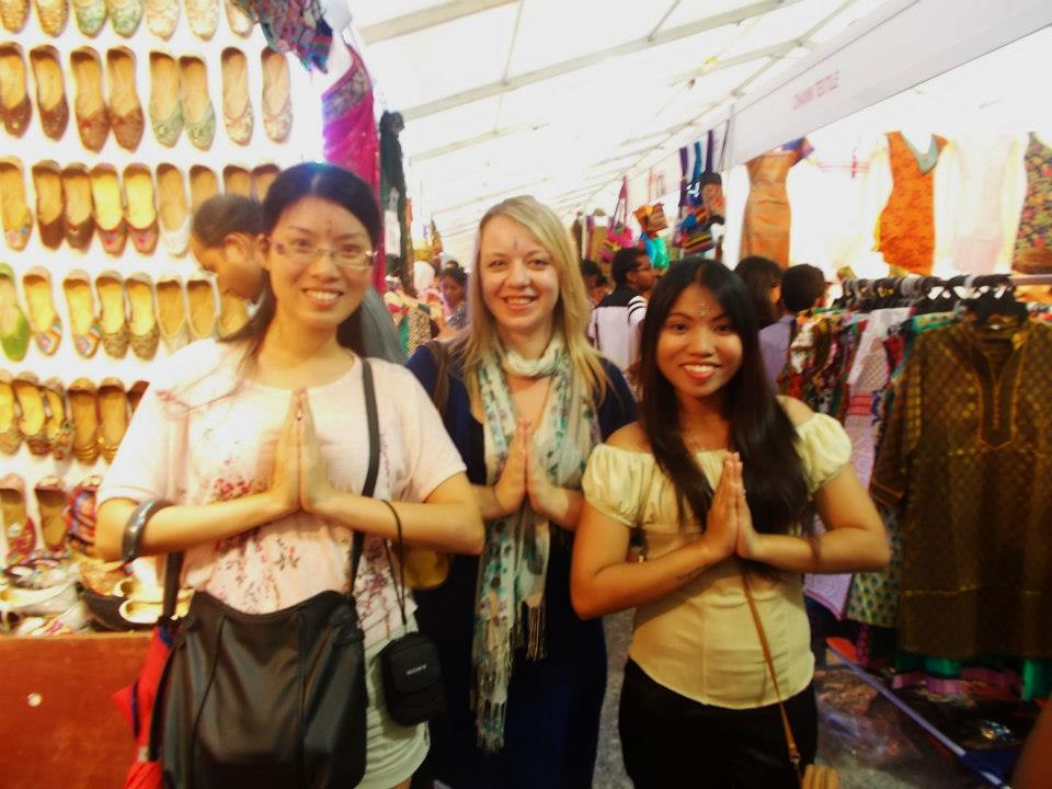 Obchody święta Deepavali w Malezji, na okolicznościowym bazarku ze znajomymi z Hong Kongu i Filipin