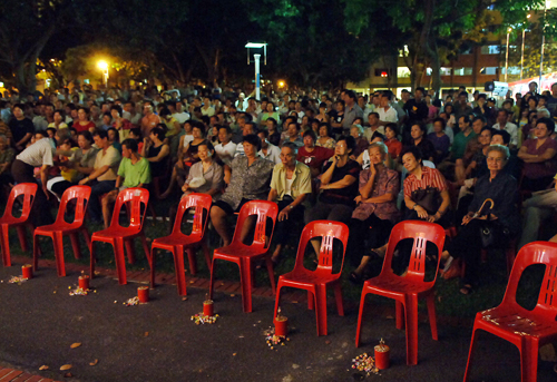 Obowiązkowy pusty pierwszy rząd. Są nwet przekąski dla duchów!