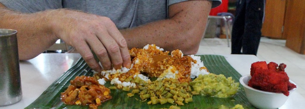 Banana leaf rice - danie, które jedzone sztućcami nie smakuje aż tak dobrze jak przy użyciu dłoni.