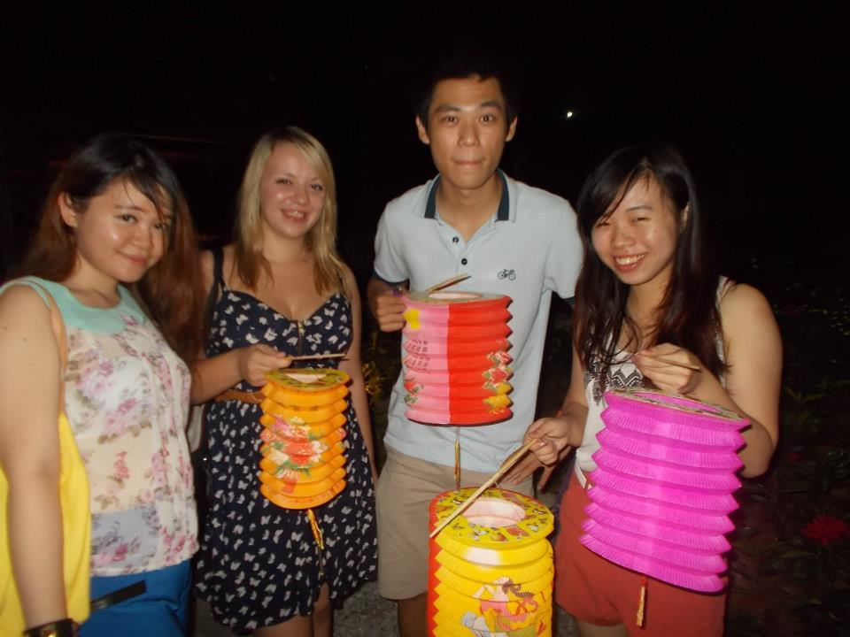Ze znajomymi na Chińskim festiwalu przesilenia jesieni. Mimo, że biała, to byłam jak najbardziej zaproszona na rodzinne święta - nie jako atrakcja, ale członek rodziny.