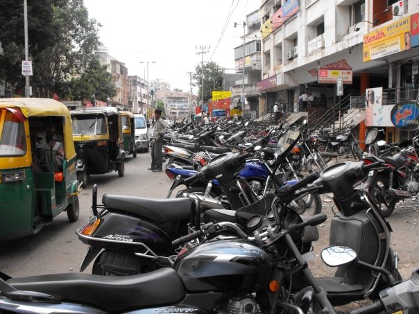 Standardowa ulica indyjska. Motory po horyzont!