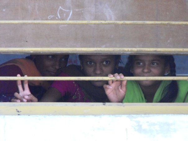 Dzieciaki w Indiach zupełnie nie kryją się ze swoją ciekawością. Tu dzieci zaglądają przez okno do szkoły, którą odwiedzaliśmy na wsi.