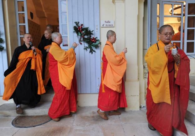 Panowie mnisi w akcji.