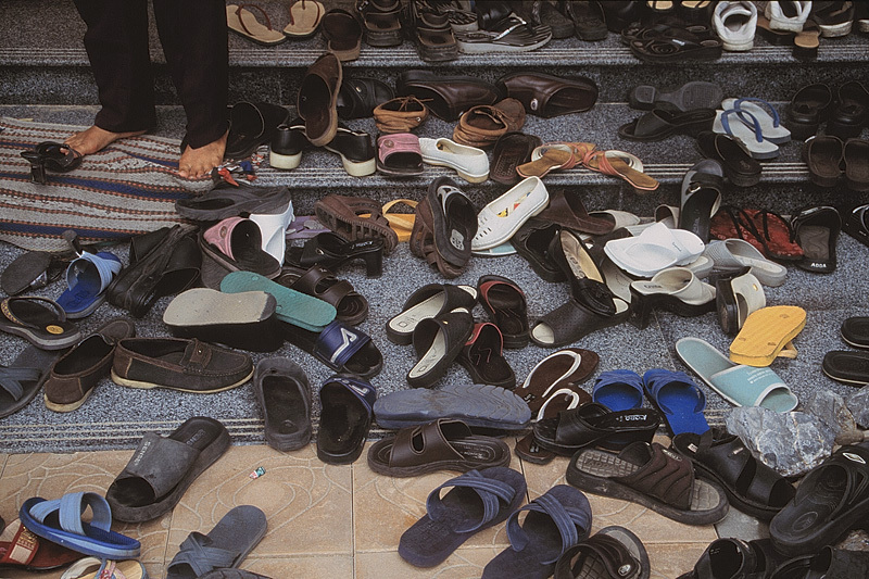 Typowe wejście do świątyni, zabawa w "znajdź swoje klapki"