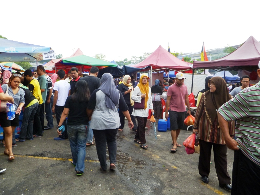 Malezyjski ryneczek: szorty. dżinsy i tuniki.