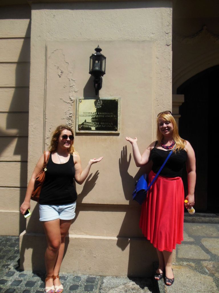 Znalazłyśmy polski konsulat! Mało widać, ale na tabliczce jest polski orzełek