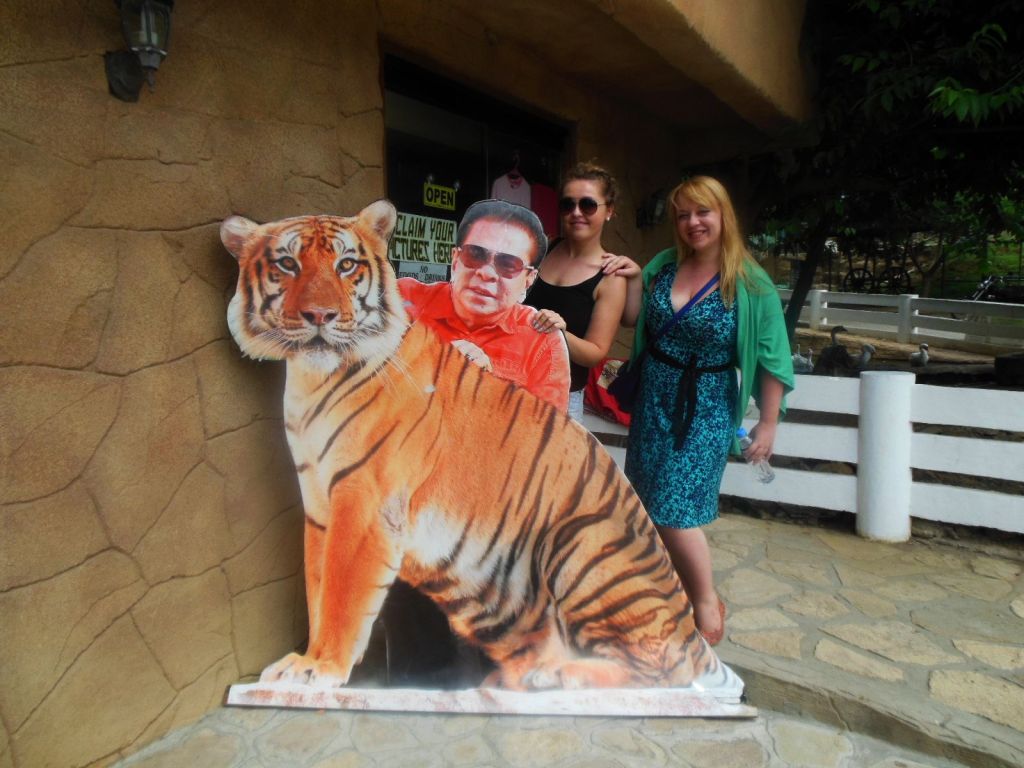 Z szacownym gubernatorem Vigan.  tygrysem.