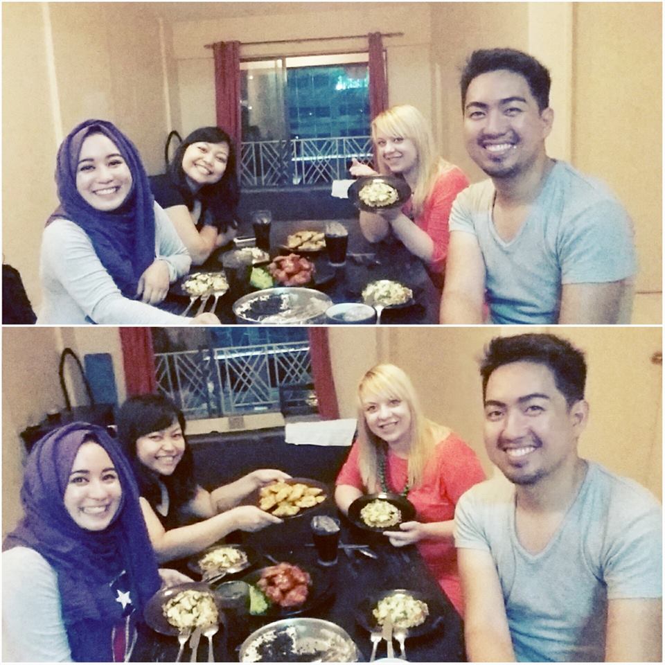 Kucharze przy konsumpcji pizzy. Mniam!