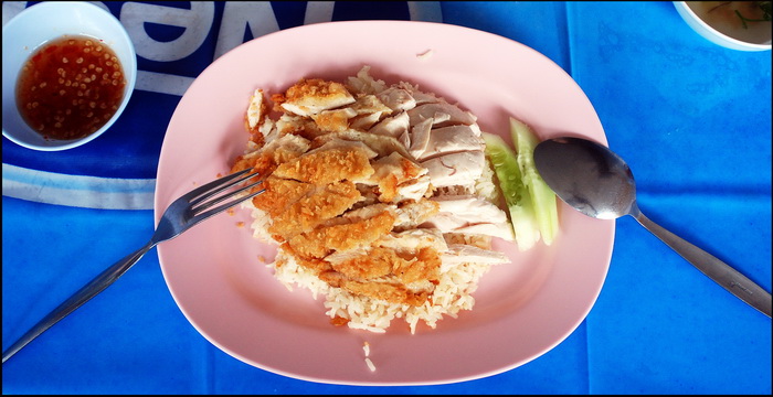 Chicken rice! To danie zawsze zjecie łyżką i widelcem.