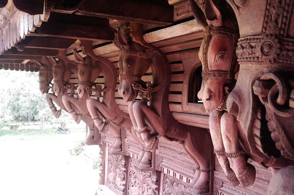 Konie rzeźbione przy stropach pałacu