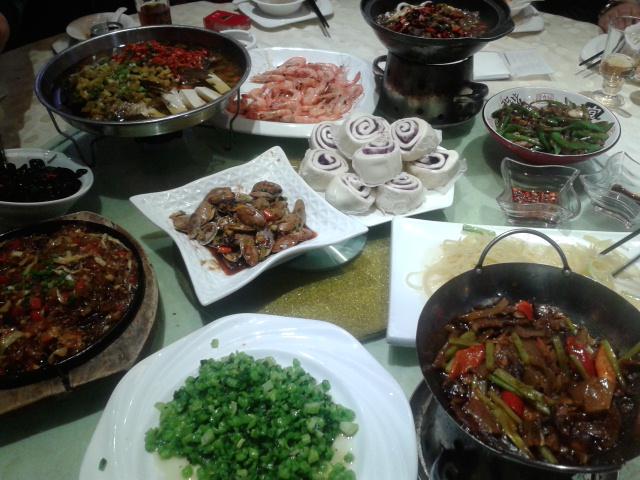 Typowy Chiński posiłek czyli mnóstwo potraw, którymi dzielimy się przy stole