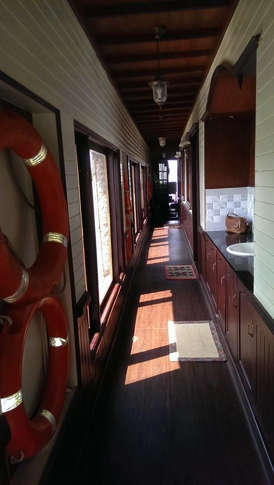 Korytarz między pokojami na łodzi