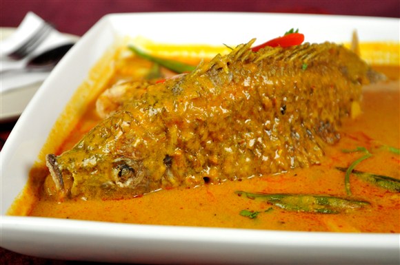 Cała ryba, grillowana i w sosie assam, ok 50RM za rybę