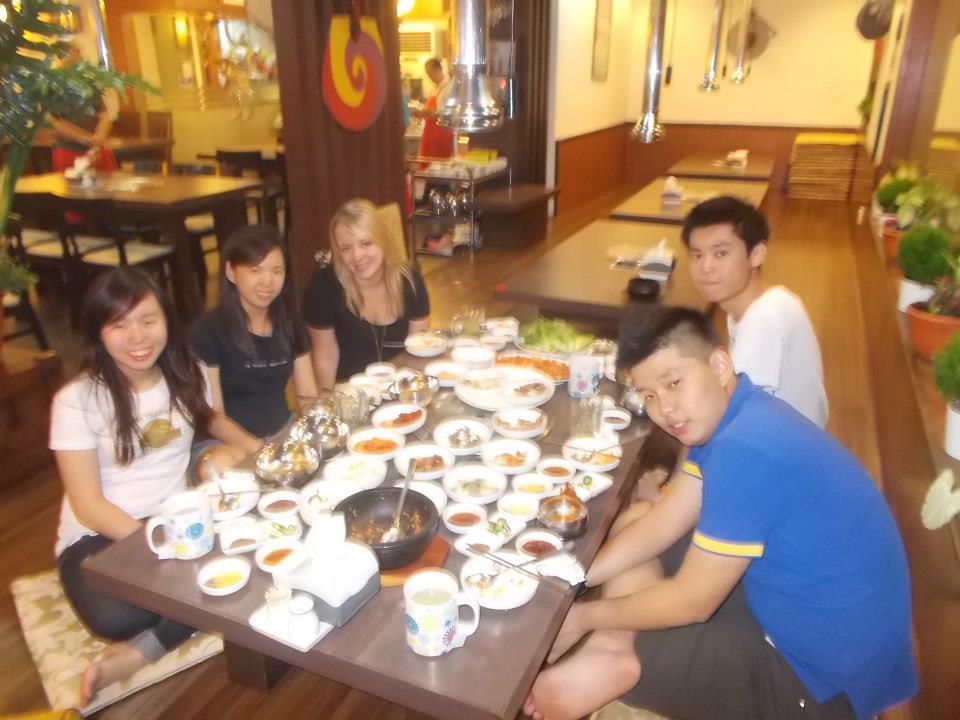 A tak to wygląda w koreańskiej knajpie. Tyle jedzenia, że aż się nie mieści na stole! (policzcie talerzyki!)