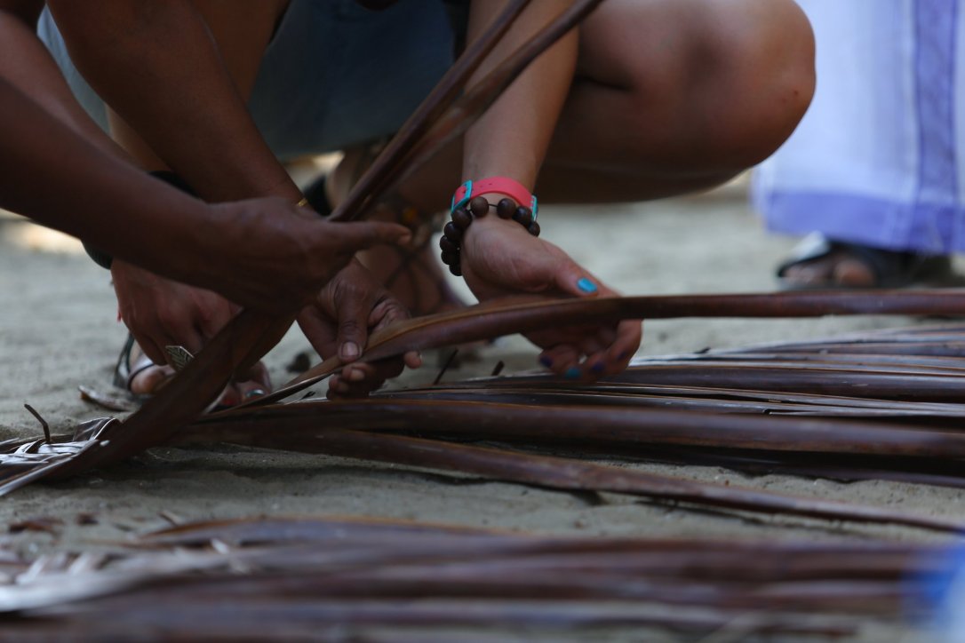 Pokaz wyplatania mat z liści palmowych