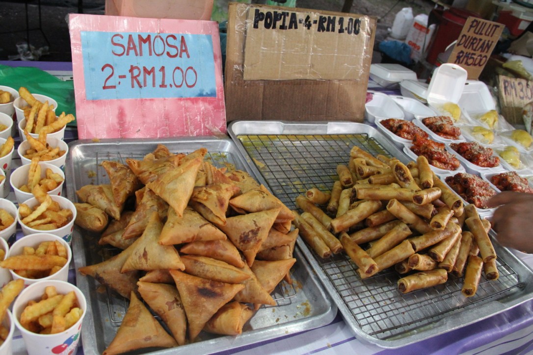 Przekąski są ogólnodostępne. Jak widać, w większości są smażone.