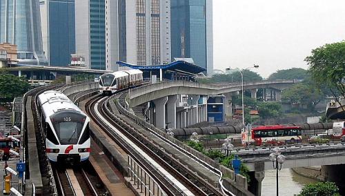 LRT. A pod spodem autobus miejski.