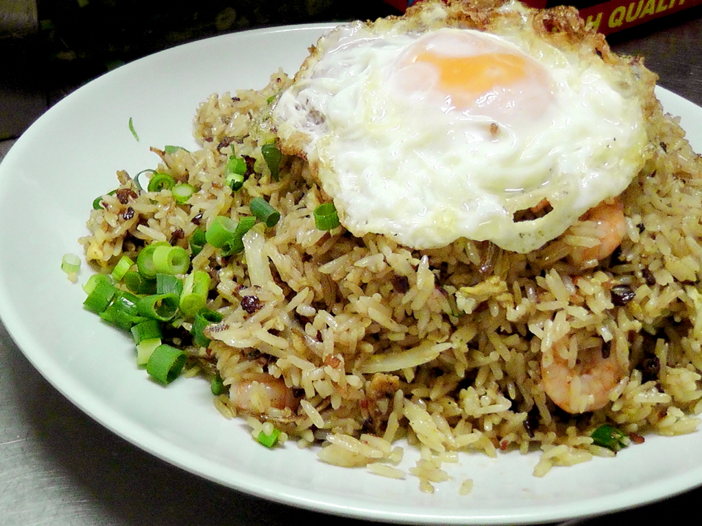 Kampung fried rice, czyli ryż po wiejsku. Z czymkolwiek, co jest w kuchni, czyli zwykle z chilli, pomidorem, papryką, czasem krewetkami i kurczakiem, do tego anchovies i smażone jajko na górze. Cena: 3-5RM.
