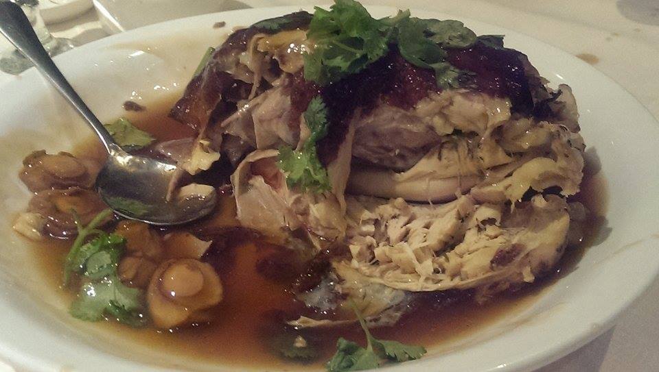 Cały pieczony kurczak, z małżami