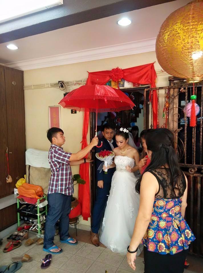 Wyjście panny młodej z domu, tradycyjnie, mimo braku deszczu, Mia była cały czas osłonięta czerwonym parasolem