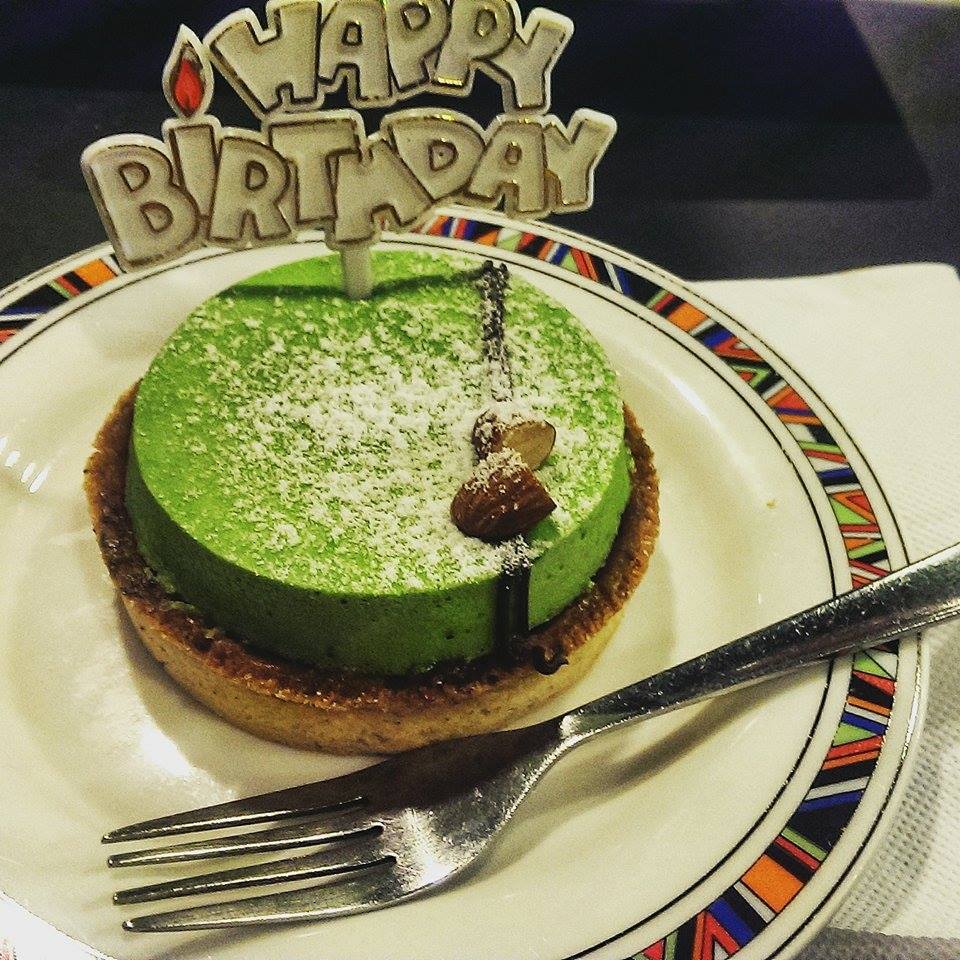 Ciastko urodzinowe 2015 - zielona herbata i sezam. Ale chętnie wymieniłabym to na kawałek jabłecznika od cioci!