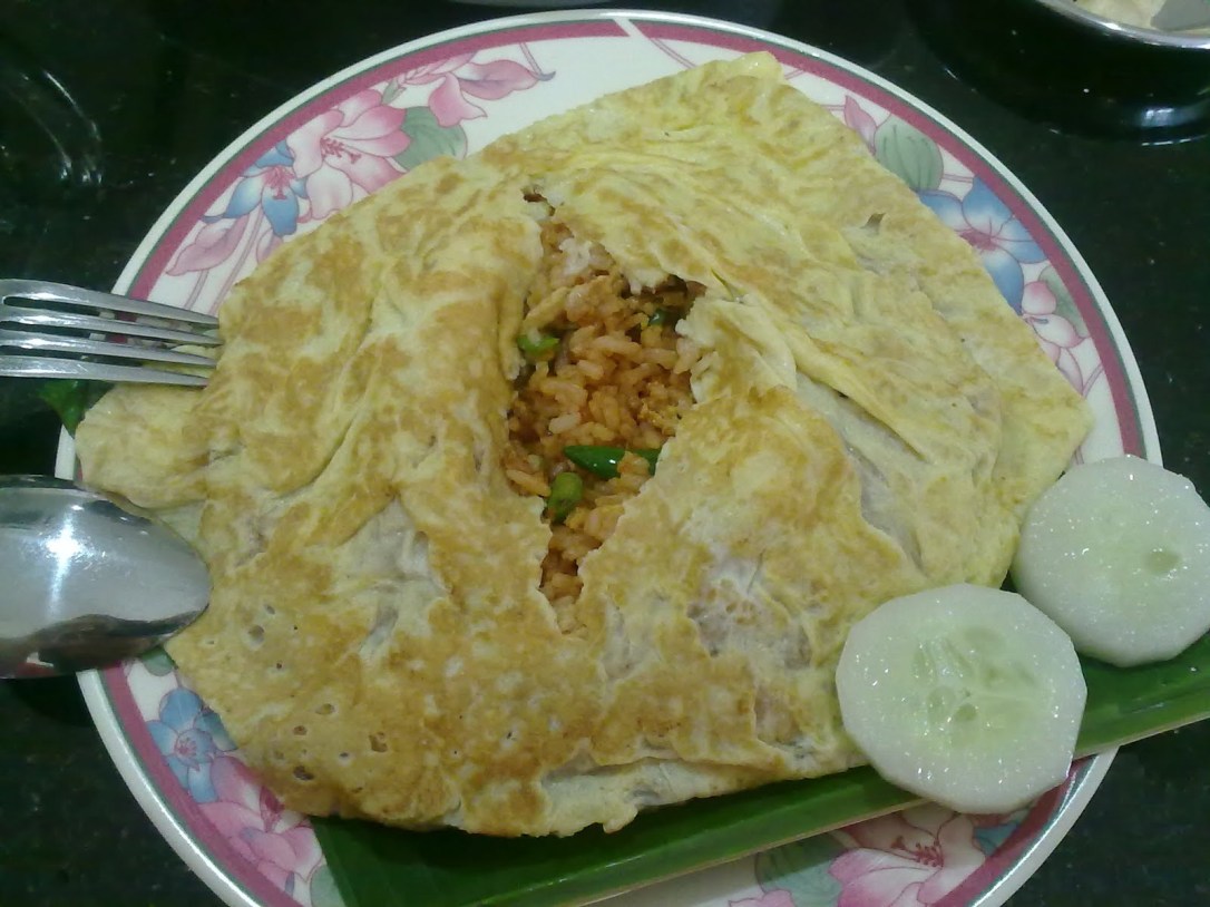 Pattaya fried rice, czyli ryż smażony z warzywami, zawinięty w omlet, który jest cieniutki jak papier. Malezyjczycy jedzą to mocno przyprawiając omlet słodkim sosem z chilli. Cena: 3-4RM