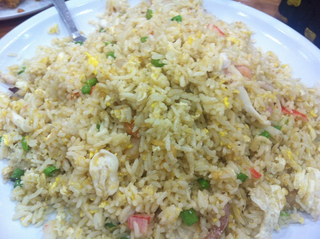 Nasi goreng cina, czyli po chińsku. Z kurczakiem, krewetkami, kalmarami, groszkiem i kukurydzą i jajkiem. Jak dla mnie trochę bez smaku, ale po dodaniu sosu sojowego da się jeść :) Cena: 5-7RM