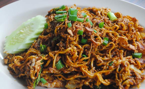 Maggi mee, czyli kluski z zupki chińskiej z sosem sojowym, warzywami i często z kurczakiem. Najpopularniejsze danie w mamaku. Cena: 2-5RM