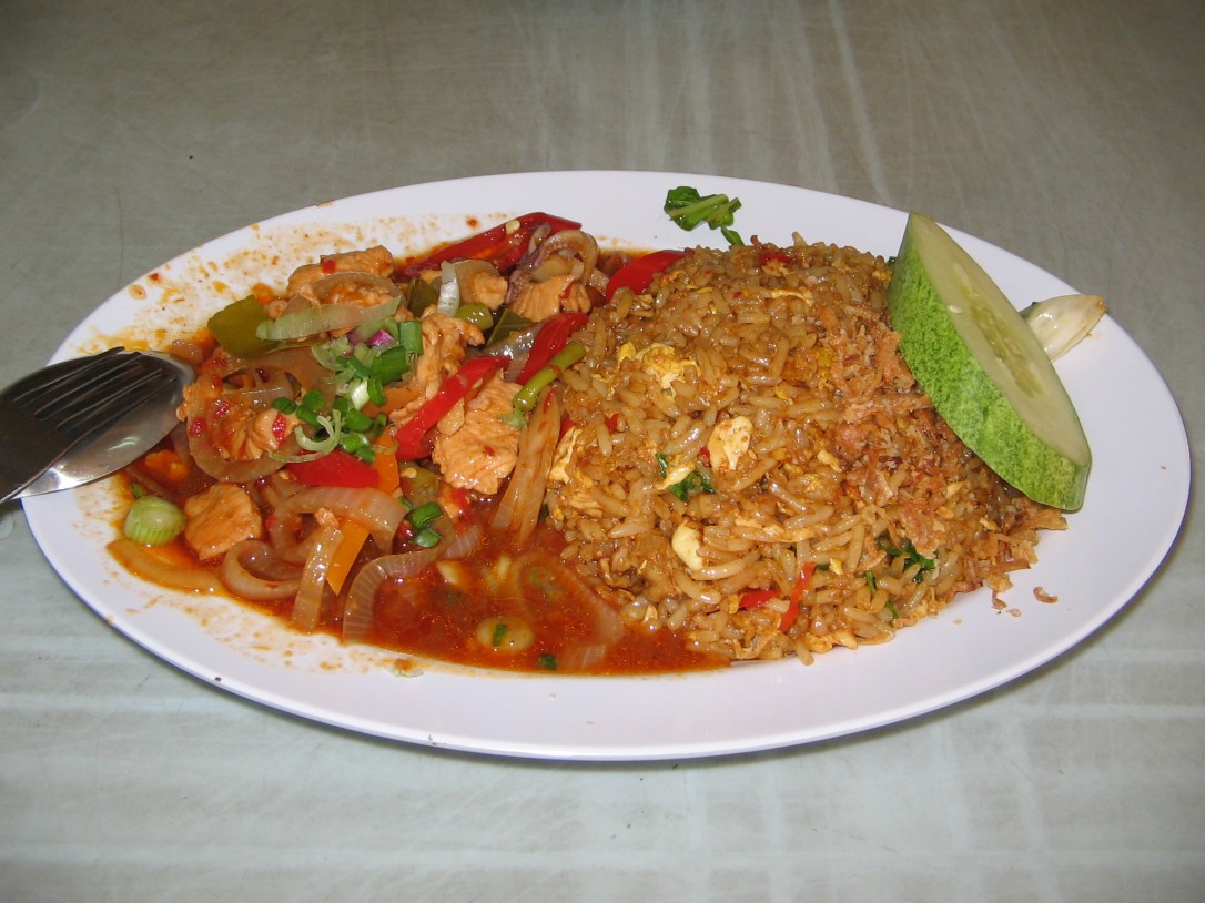 Nasi goreng USA, nie mający nic wspólnego z Ameryką. Zawiera kurczaka z sosem ostro-paprykowym, a do tego podane powinno być smażone jajko i kalmary. Ostatnio coraz więcej miejsc oszczędza na składnikach, i możecie dostać nasi goreng USA bez kalmarów :( Cena: 5-7RM