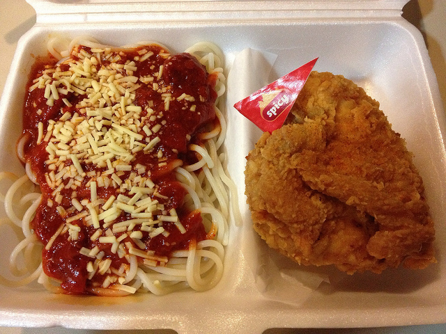 Jollibee: smażony kurczak i spaghetti z sosem, kawałkami parówek i "sztucznym serem"