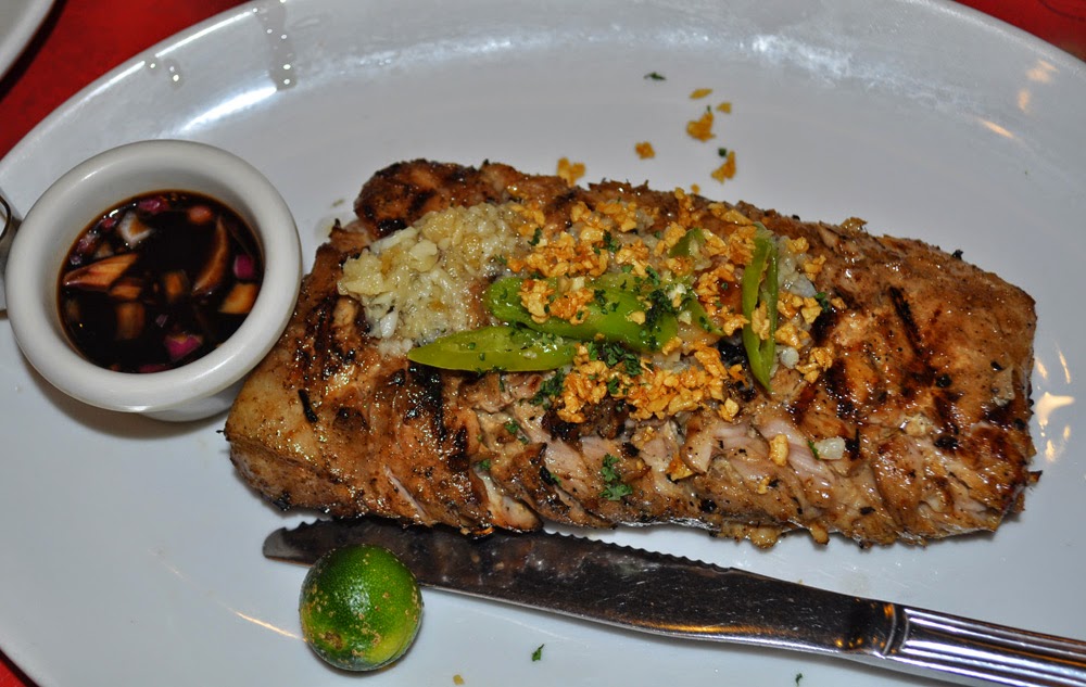 Stek z tuńczyka. Spójrzcie na ilość czosnkowej posypki!