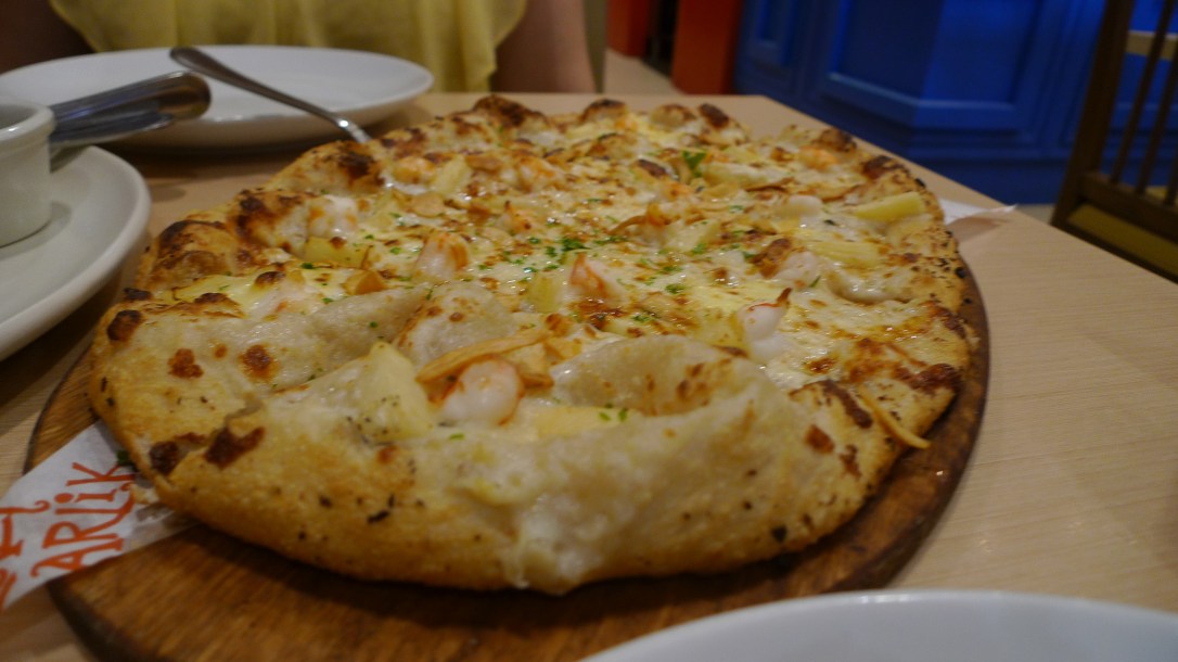 Pizza z płatkami czosnku i ananasa