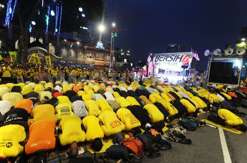 Piękna scena ukazująca modlących się muzułmanów - popierających postulaty Bersih 4.0.