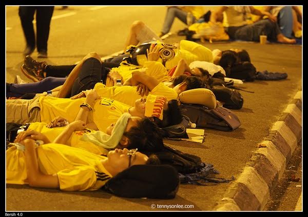 W końcu przychodził czas na sen. Noc na mieście spędziło 3-5 tys. ludzi.