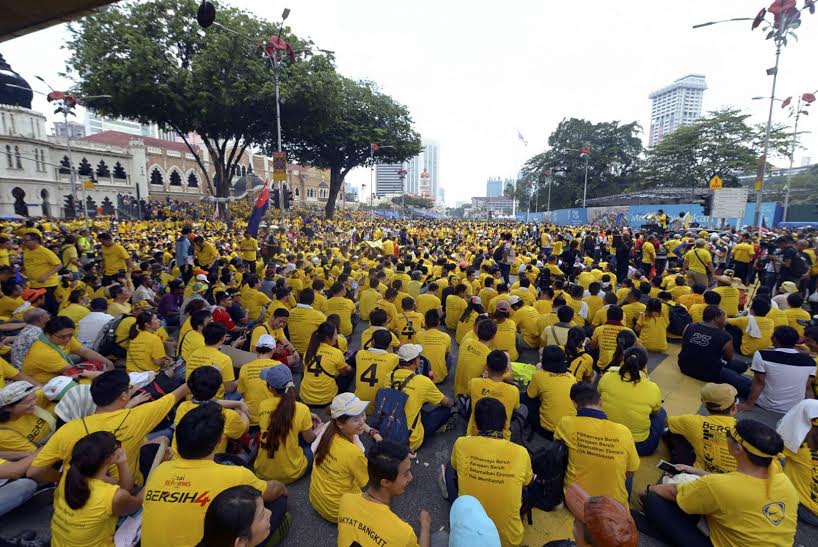 Protest w okolicach placu Merdeka, gdzie w poniedziałek miały się odbyć oficjalne uroczystości rządowe. Organizatorzy przestrzegali i przypominali, by nie próbować forsować barierek ustawionych przez siły rządowe.