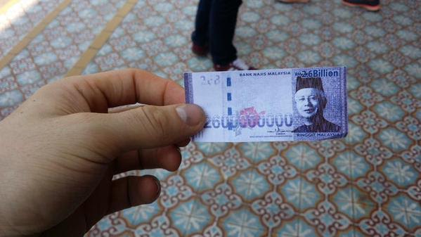 Ktoś włożył dużo zachodu by wydrukować nominał 2,6 mld MYR, będący aluzją zarówno do topniejącej wartości malezyjskiego ringgita jak i sławnej „dotacji”.