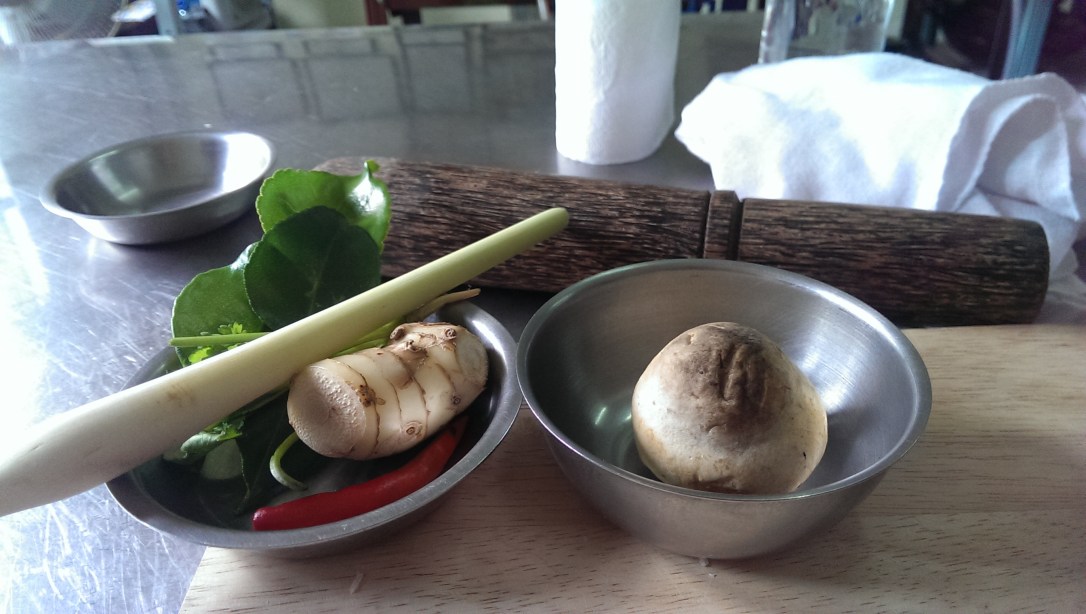 Podstawowe składniki do więkdzości dań - trawa cytrynowa, galangal, limonka kaffir i grzyby tajskie