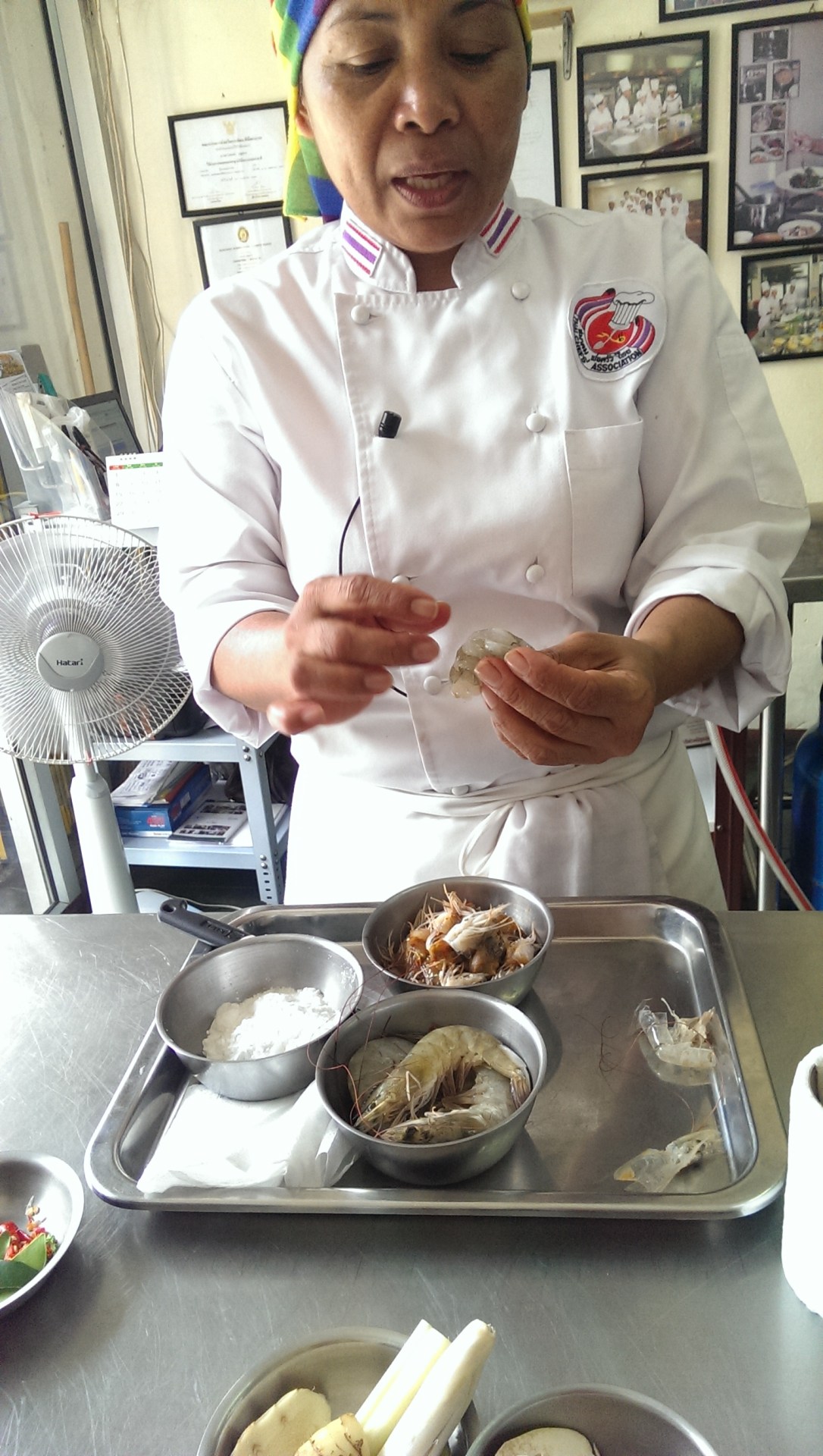 Chef Leez prezentuje składniki do curry