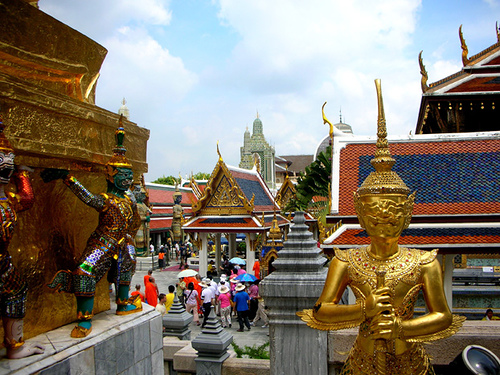 Na terenie Grand Palace. Jak widać, tłumy są tu zawsze.