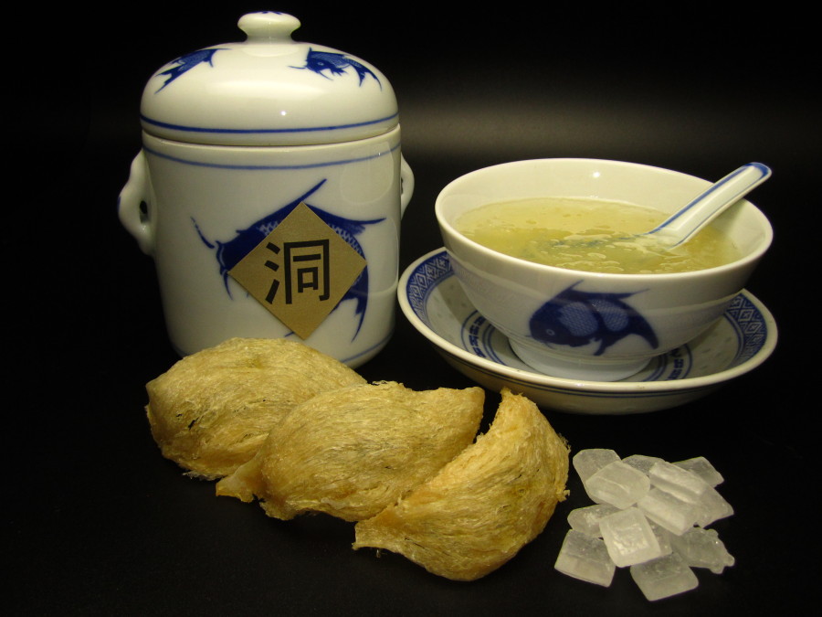 Ptasie gniazda przed i po wrzuceniu do zupy. Obok kryształy cukru które dodaje się do zupy.