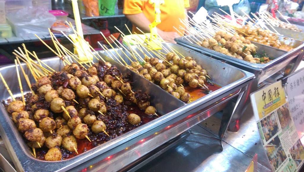 Szaszłyki z kulek rybnych i pulpetów mięsnych