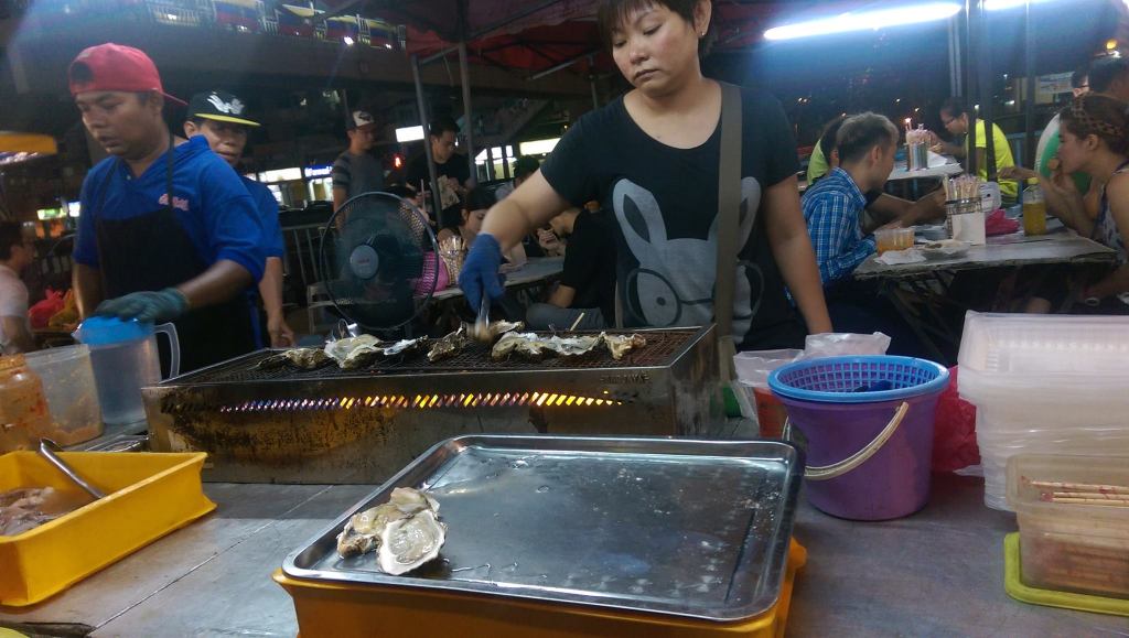 Pani grillująca świeże ostrygi