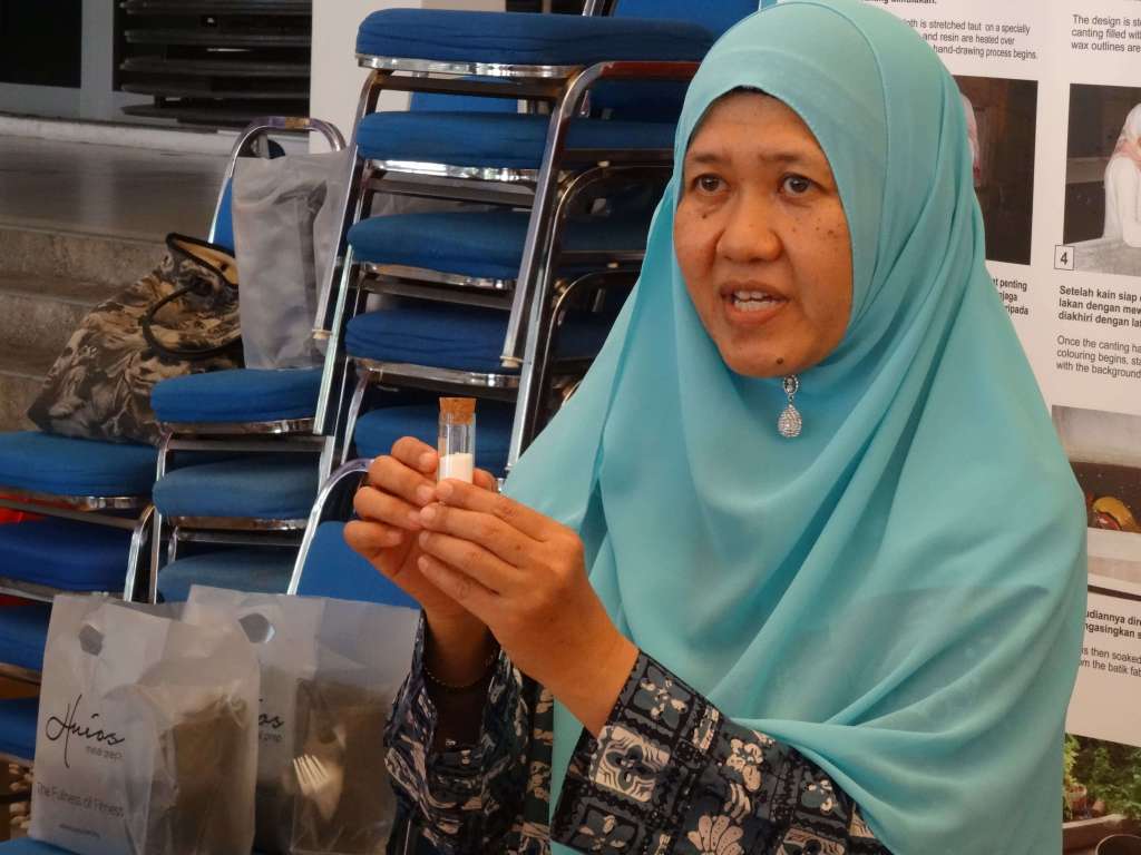 Head of Textile Mjuseum's Rosidah Abdullah explaining how batik is processed further to make the colours brighter and usable-min