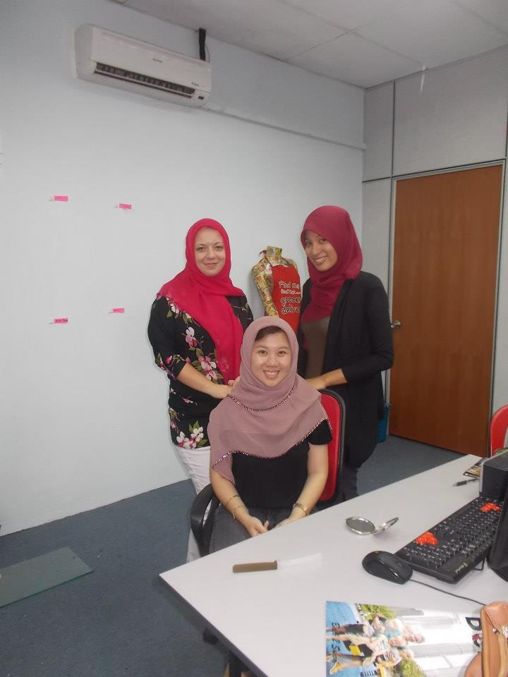 Z ciekawości, poprosiłam koleżankę z biura, żeby pokazała mi jak wiąże się hidżab i jak go nosić. Założyłam go na cały dzień, stwierdziłam, że jest dość niewygodnie, ale przynajmniej coś już na ten temat wiem ;)