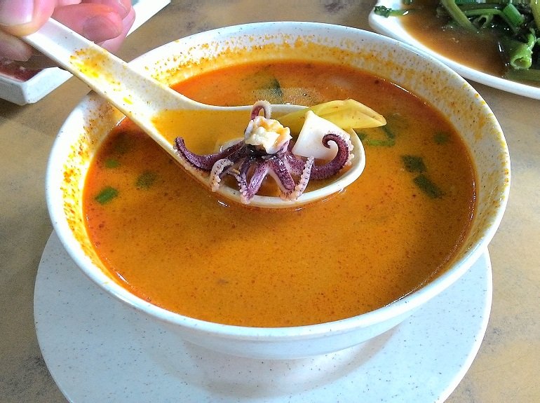 Lokalna zupa tom yam z ośmiorniczkami