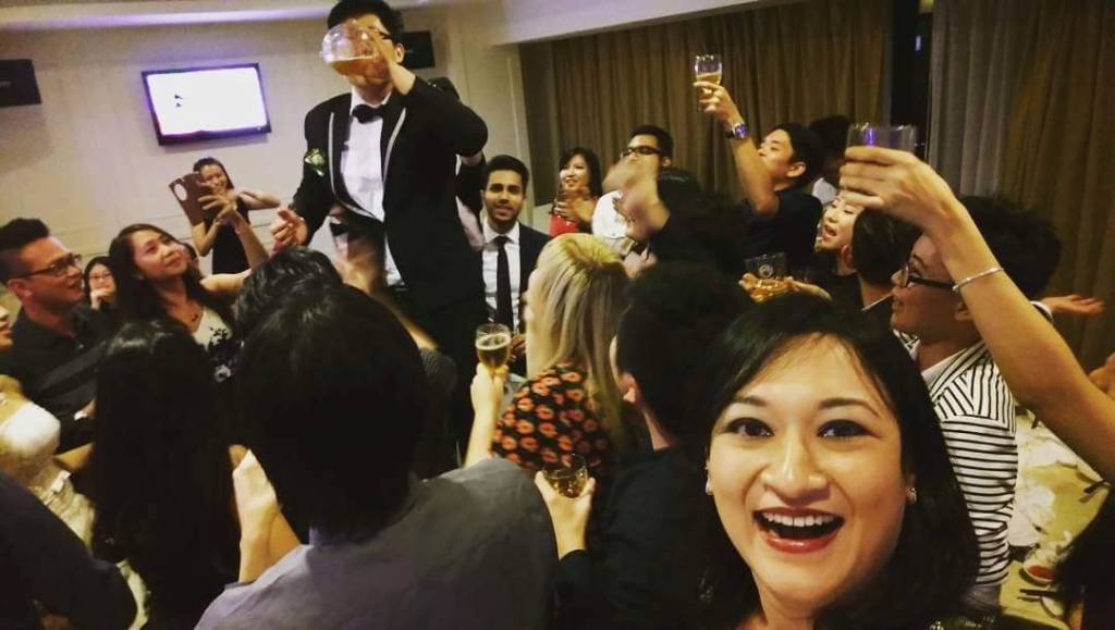 Pan młody pije :honorowy toast" na krześle. Moje blond włosy są widoczne na samym środku zdjęcia ;)