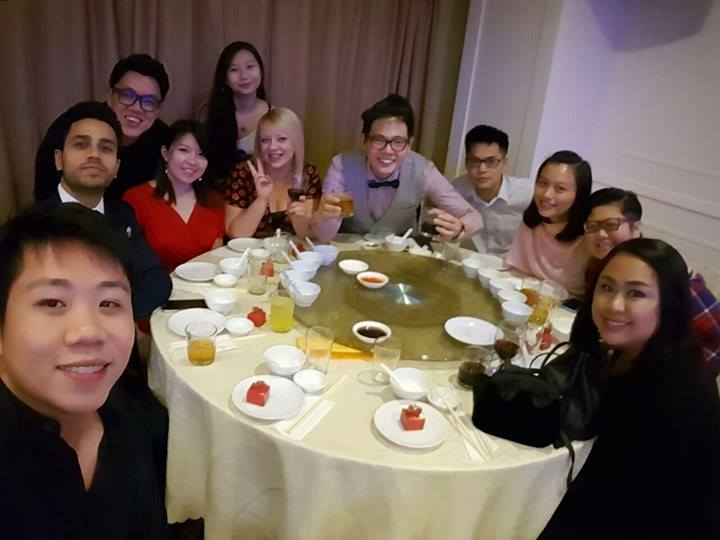 Towarzystwo przy stole weselnym!